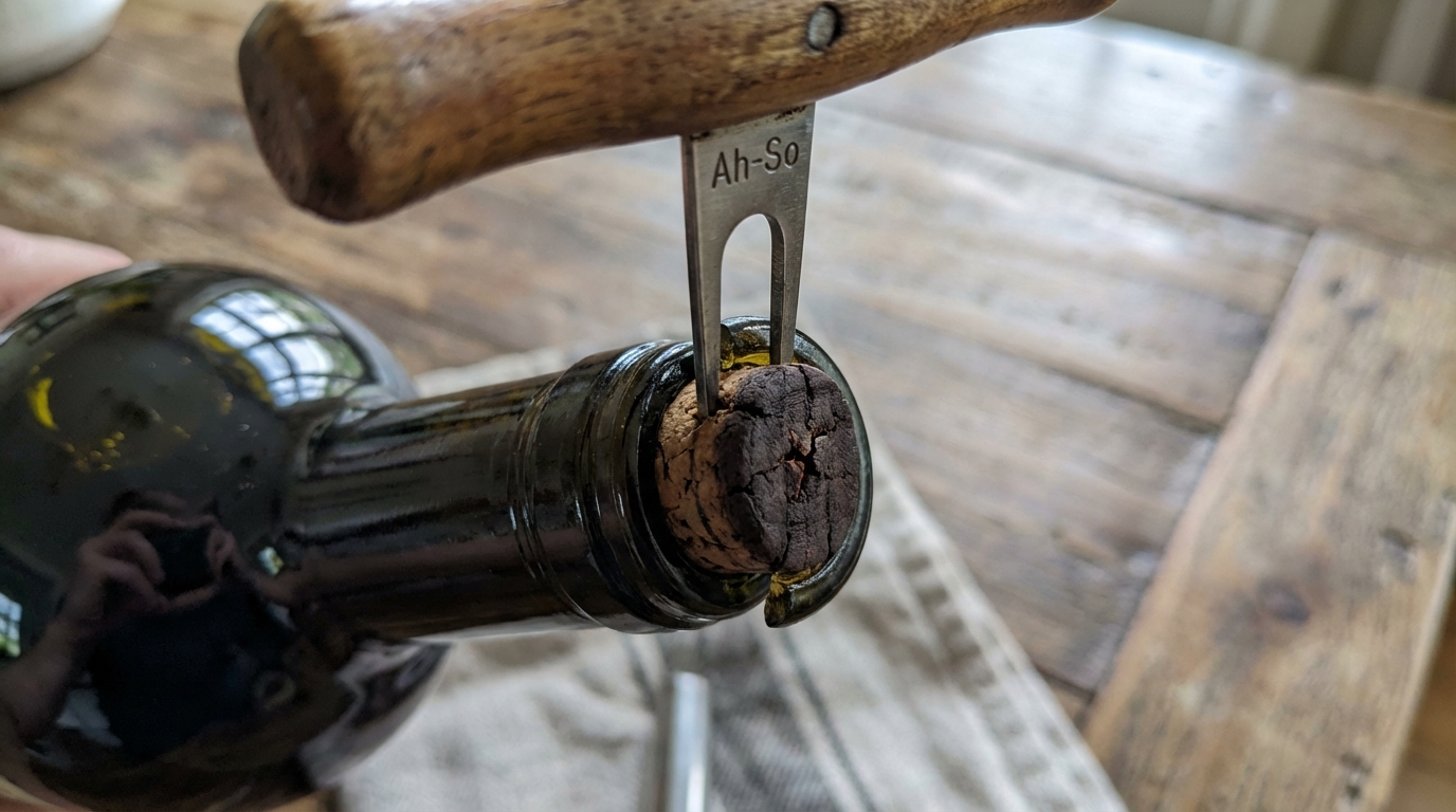 découvrez le tire-bouchon à lames, conçu pour extraire facilement les bouchons anciens et fragiles sans les déchirer, garantissant une ouverture parfaite de vos bouteilles.